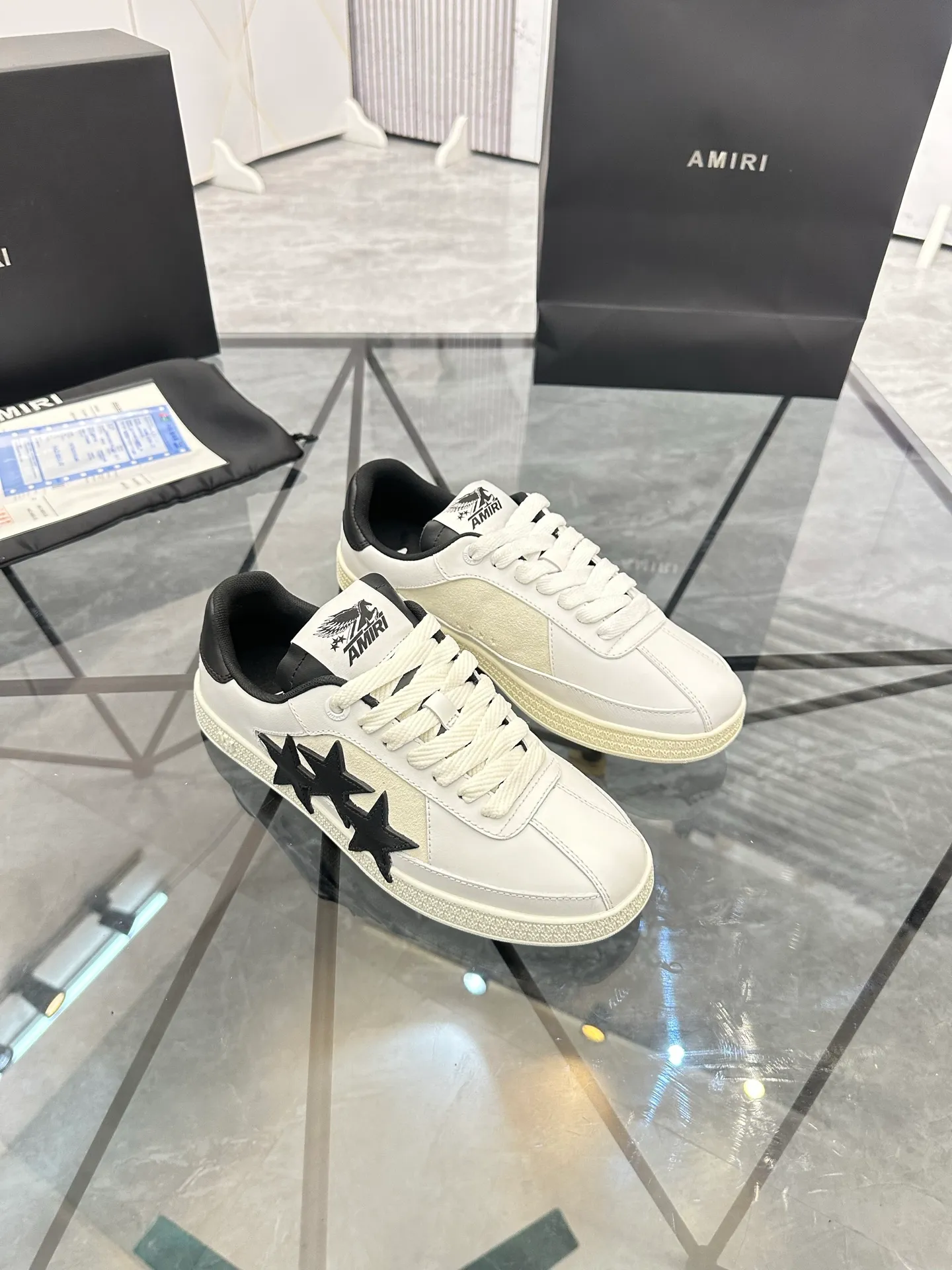 Men's shoes: 💰P560¥ Guangzhou top quality Product trademark: AMIRI* "Amir*" low-top casual shoes Regular size: 39-44 (can be customized to 45) Product material: imported first-layer cowhide leather upper, breathable lining, original outsole. Number: 525